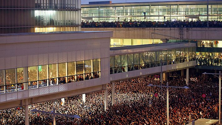 Telediario 1 - El aeropuerto de El Prat, epicentro de la protesta independentista