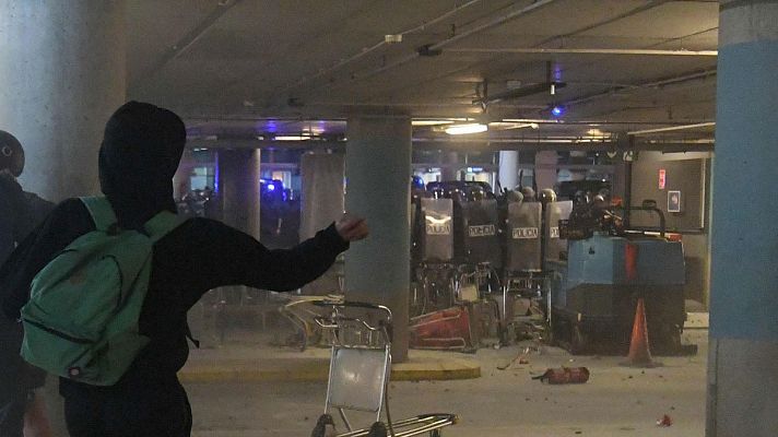 Modo Digital - Enfrentamientos en El Prat entre manifestantes y policías tras la sentencia del 'procés'
