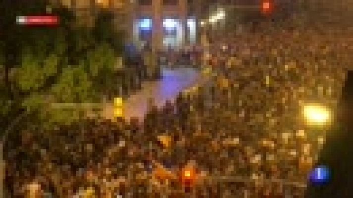 Telediario 1 - Cargas contra manifestantes de los CDR frente a la Jefatura de la Policía en Barcelona