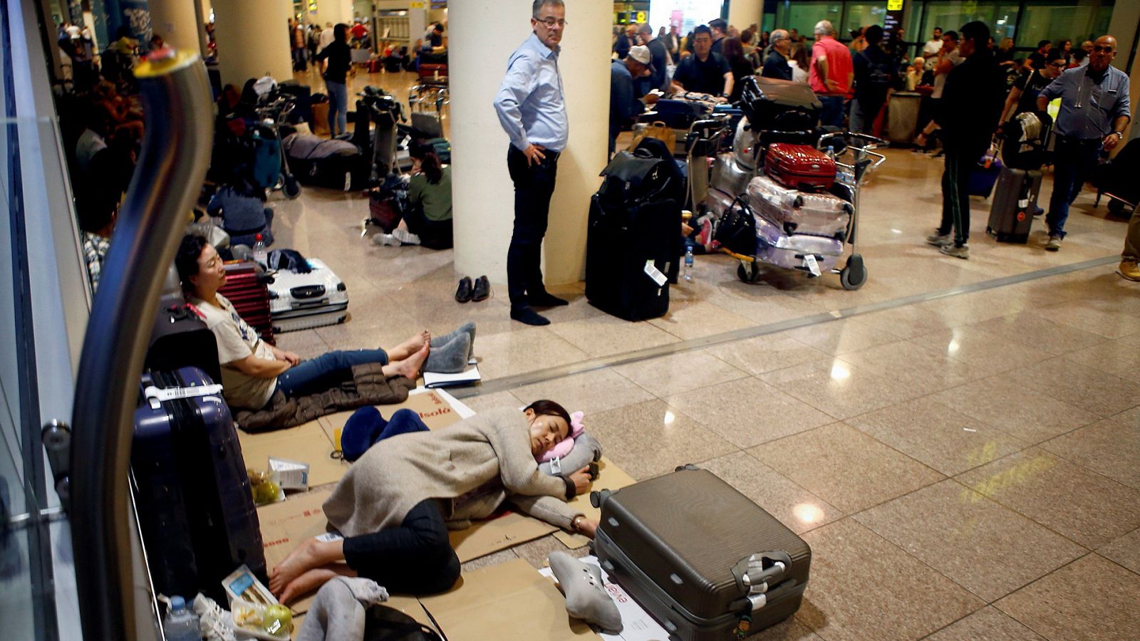 Informativo 24h: Centenares de personas pasan la noche en el aeropuerto del Prat tras las cancelaciones de vuelos | RTVE Play