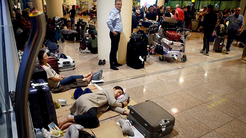 Centenares de personas pasan la noche en el aeropuerto del Prat tras las cancelaciones de vuelos
