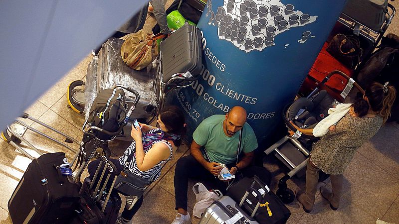 Centenares de pasajeros duermen en el El Prat para no perder su vuelo