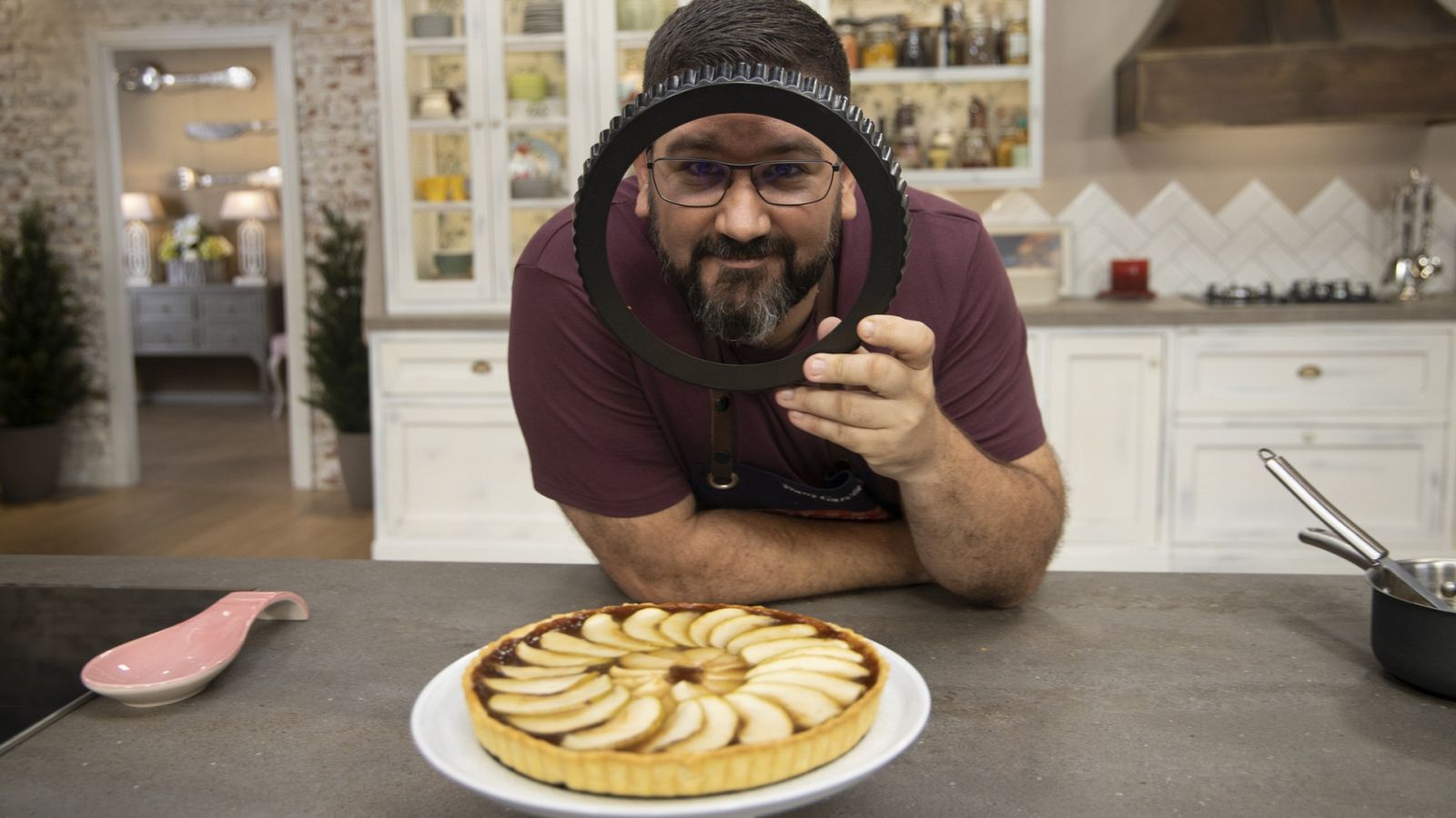 Hacer de comer - Gazpachuelo y tarta de manzana - ver ahora