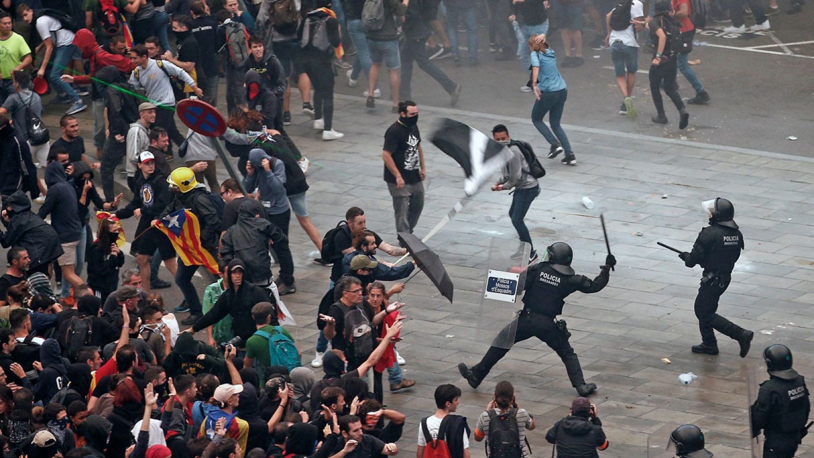 Más de un centenar de heridos durante las cargas policiales en Barcelona