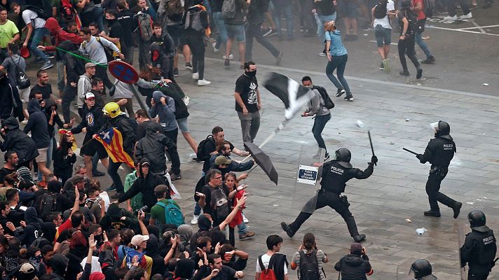 Telediario 1 - Más de un centenar de heridos durante las cargas policiales en Barcelona
