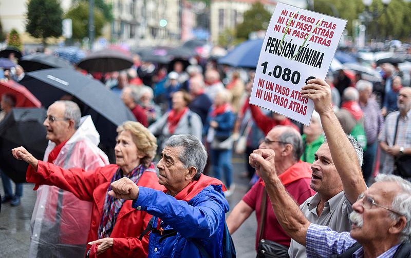 Dos columnas de pensionistas llegan desde Bilbao y Rota a Madrid para protestar ante el Congreso