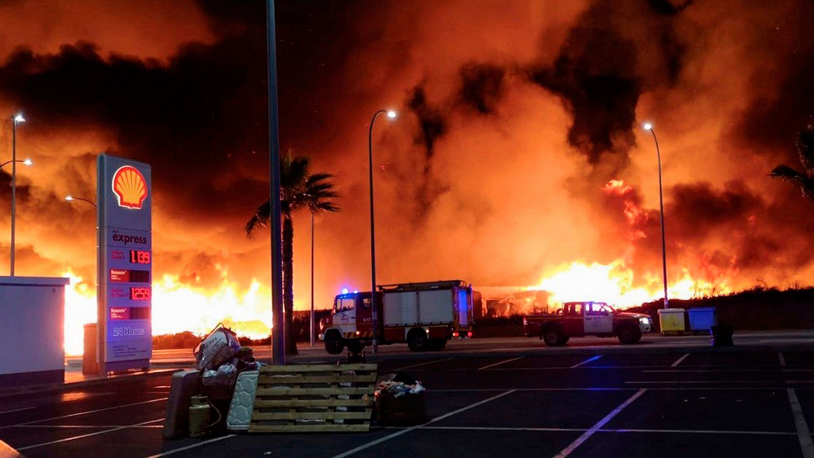 Vídeo: Evacuados 145 inmigrantes tras un incendio en un núcleo de chabolas en Lepe - RTVE.es