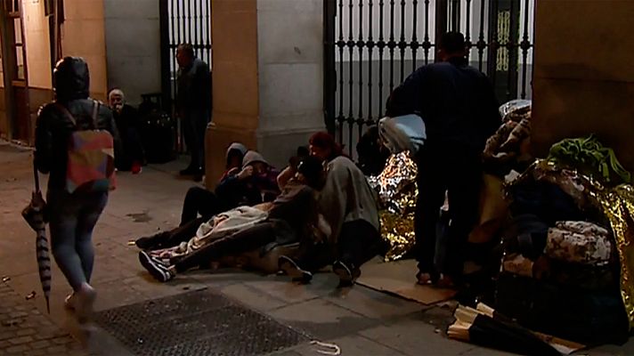 Refugiados pernoctan en la puerta del Samur Social de Madrid