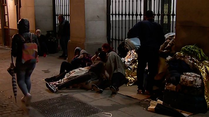 Telediario 1 - Refugiados pernoctan en la puerta del Samur Social de Madrid
