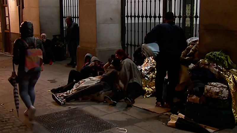Refugiados pernoctan en la puerta del Samur Social de Madrid desde hace semanas