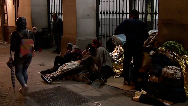 Refugiados pernoctan en la puerta del Samur Social de Madrid desde hace semanas