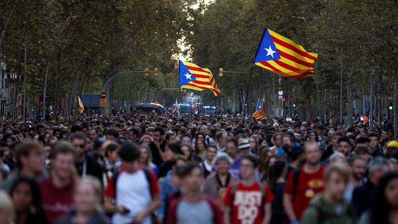 Miles de personas ocupan en la tarde de este martes el centro de Barcelona para protestar contra la sentencia del Tribunal Supremo contra los líderes del `procés¿. A raíz de las manifestaciones, han sido convocadas de forma simultánea por la Asamblea