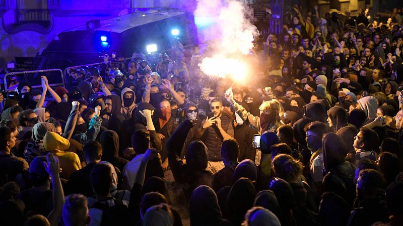 Los manifestantes derriban las vallas que protegen la Delegación del Gobierno en Barcelona