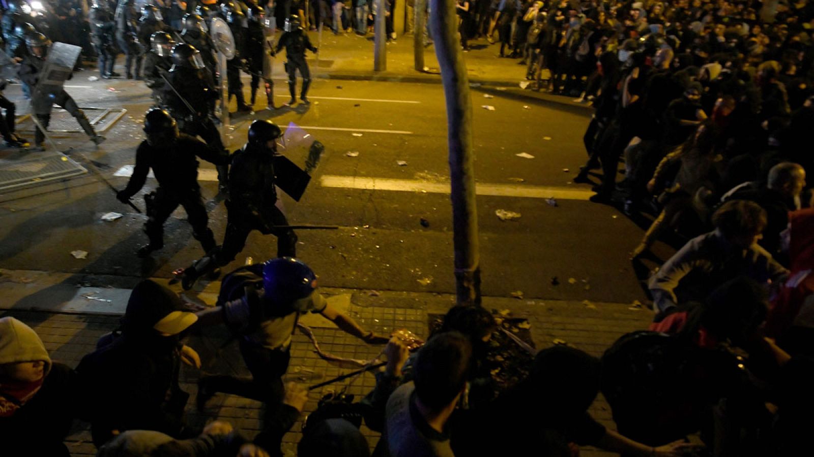 Carga policial en la Delegación del Gobierno de Barcelona para evitar que los manifestantes lleguen al edificio