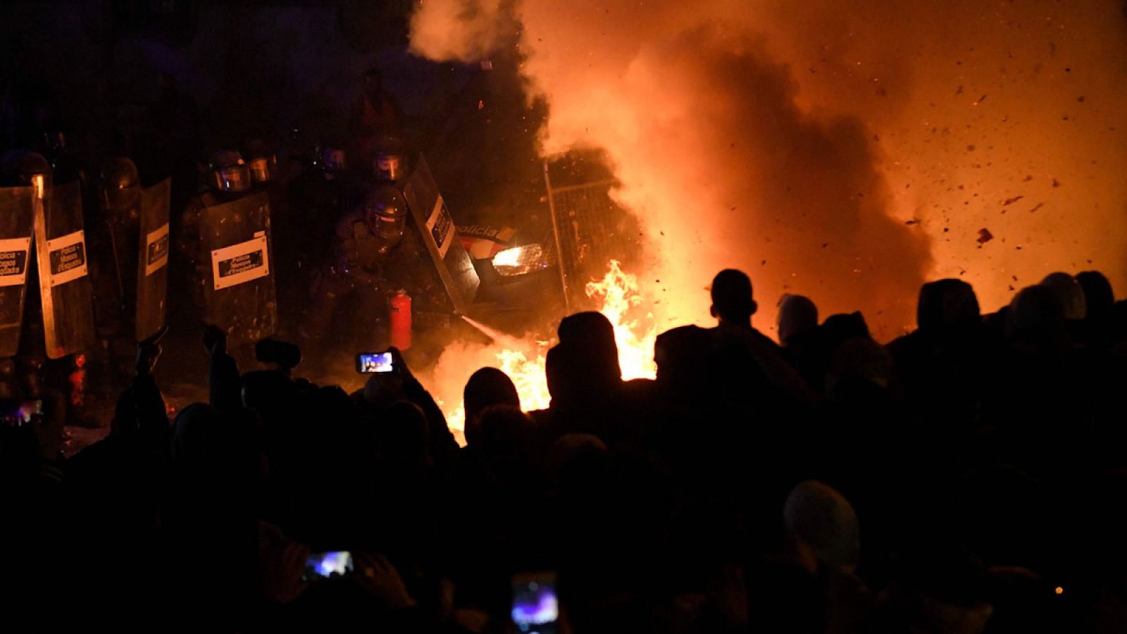 La tensión aumenta en las protestas de Barcelona con fuertes choques entre manifestantes y fuerzas de seguridad