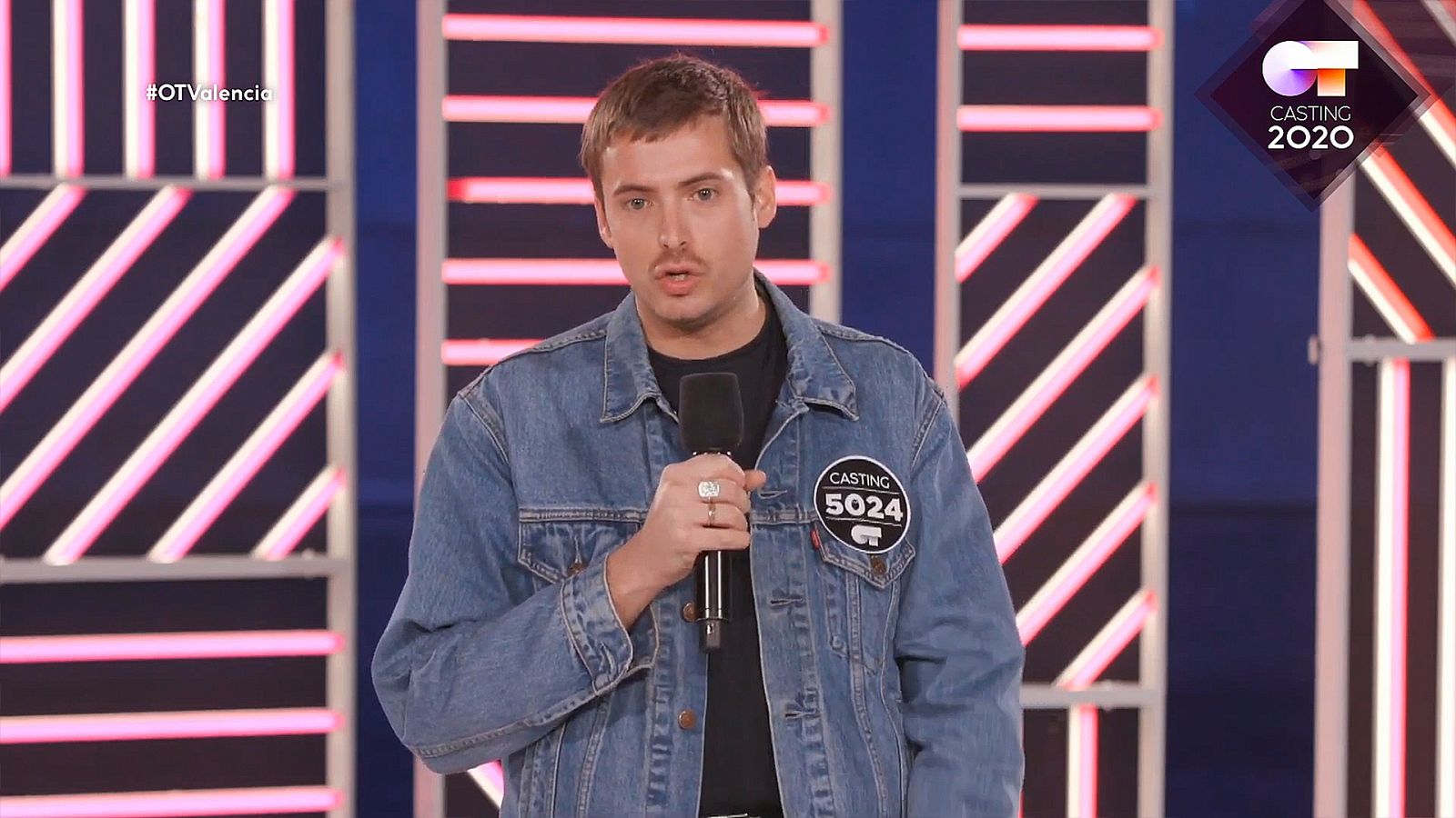 Enol satisface a Noemí cuando le pide que le cante la canción "Cariño trianero" concreta en la Fase 2 del casting OT 2020 en Valencia