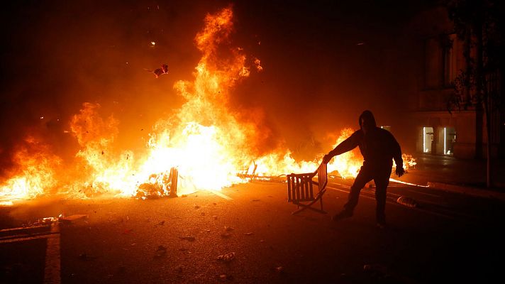 Fuertes entrentamientos entre manifestantes y Policía en Barcelona