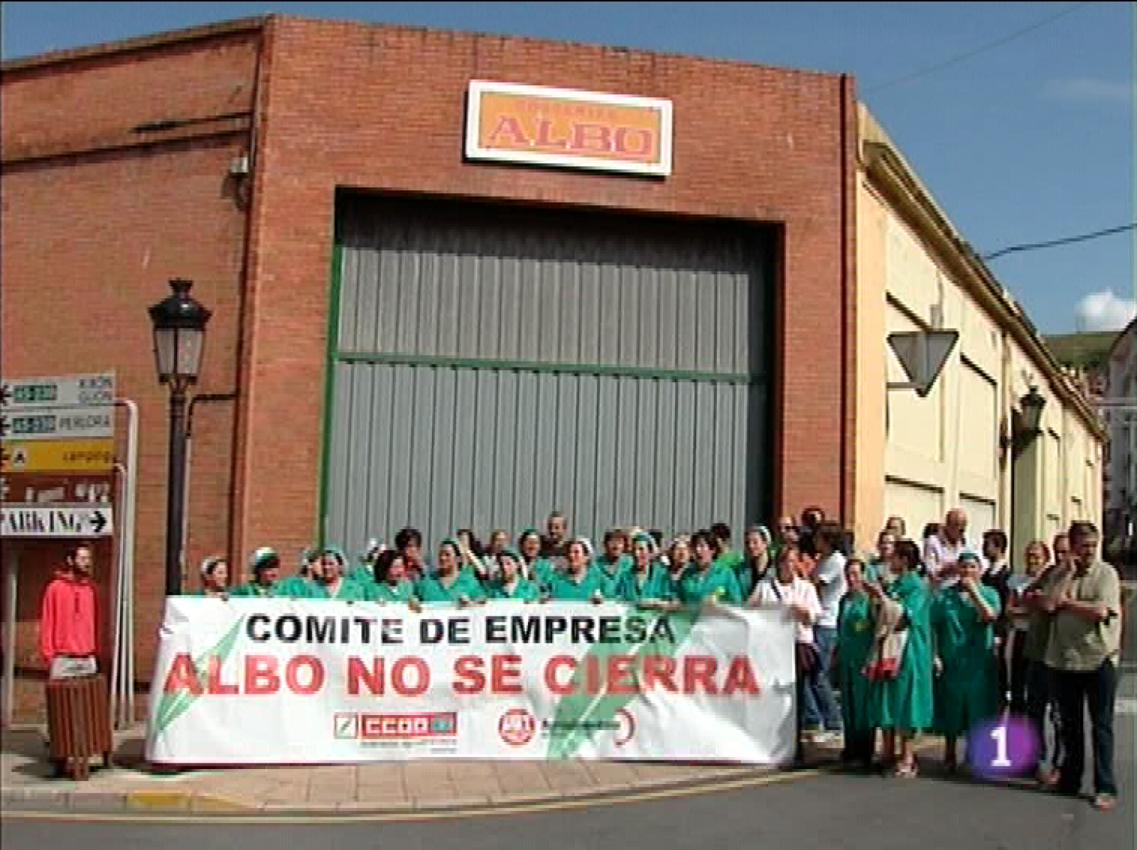             El Gobierno asturiano promete que realizará el máximo esfuerzo posible para evitar que Albo cierre su fábrica de conservas de Carreño para trasladarla a Vigo. Siguen las negociaciones entre empresa y sindicatos y las protestas de trabajadores en las calles de Candás.UGT y Comisiones Obreras quieren que el Gobierno del Principado haga un esfuerzo similar al que ha hecho el de Rodríguez Zapatero para paliar los efectos de la crisis. Se trata de aportar fondos autonómicos para continuar ejecutando obra pública municipal y generando empleo.