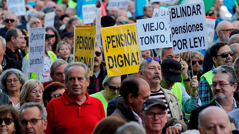 Jubilados de toda España se manifiestan frente al Congreso para exigir pensiones dignas