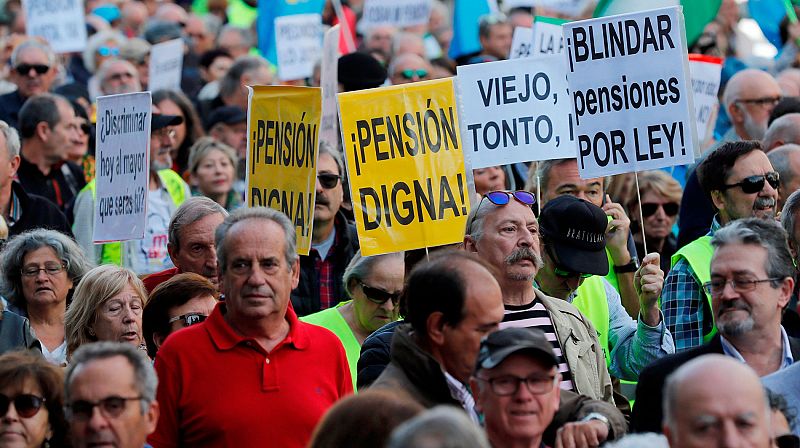 Jubilados de toda España se manifiestan frente al Congreso para exigir pensiones dignas