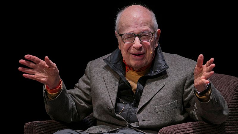 El ganador del Princesa de Asturias de las Artes, el dramaturgo británico Peter Brook, ha mostrado su discrepancia con el 'Brexit'. "Estamos rodeados de políticos que cometen errores trágicos", pero que el 'Brexit' se sitúa como "el más estúpido de l