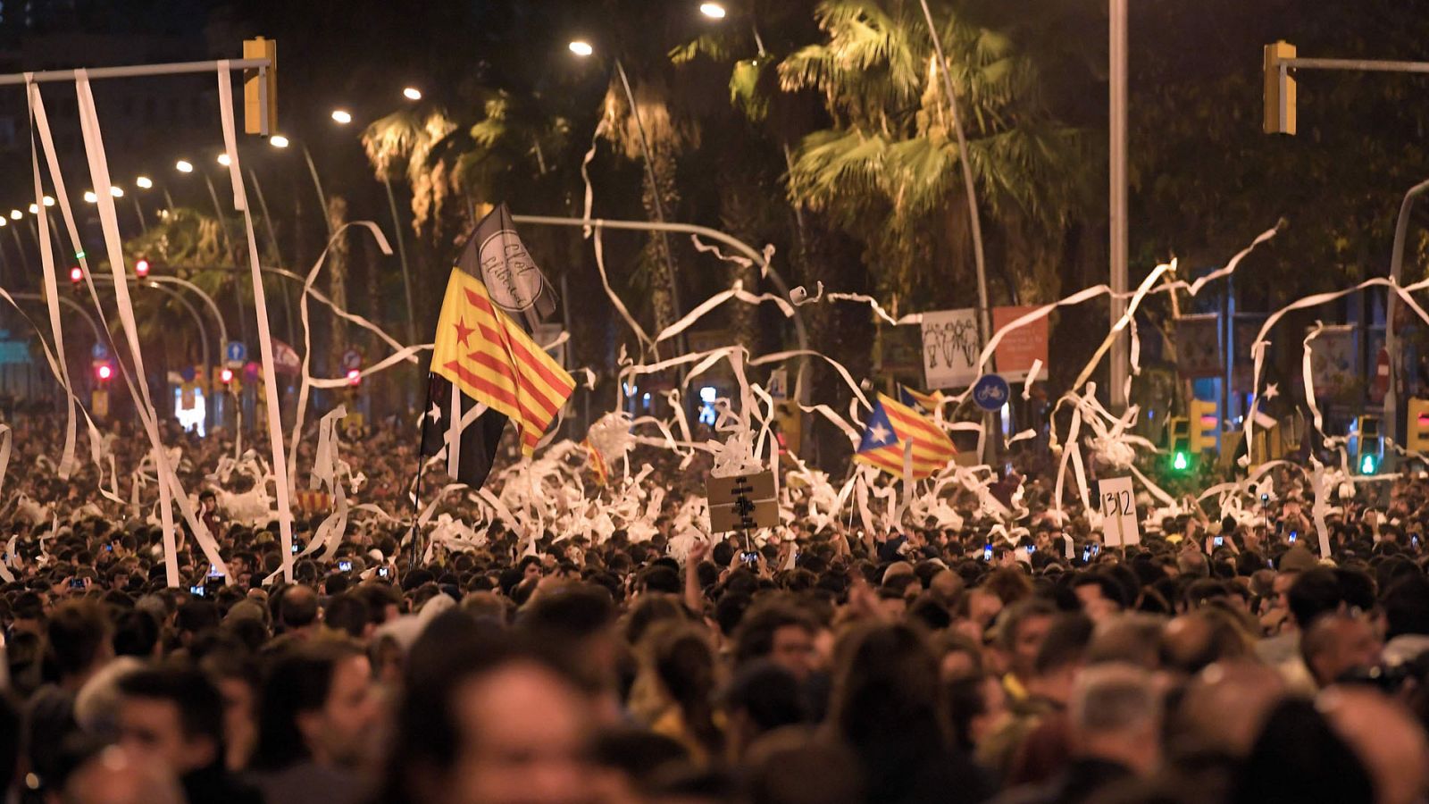 Los manifestantes lanzan papel higiénico en Barcelona contra la sentencia del 'procés'