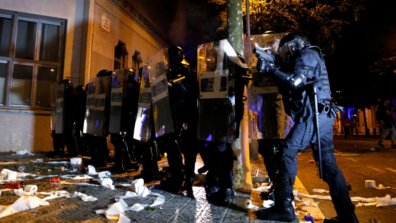 Primeros enfrentamientos entre Mossos y grupos radicales en las protestas de Barcelona