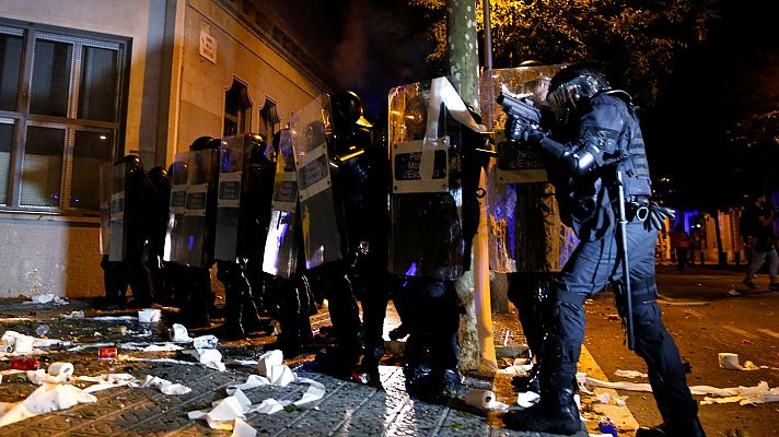 Primeros enfrentamientos entre Mossos y grupos radicales en las protestas de Barcelona