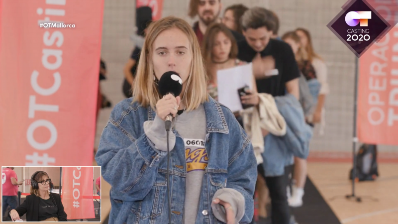 Esta chica tiene una chuleta en la mano para acordarse de las canciones que debe cantar en la fase 1 del casting de OT 2020 en Palma de Mallorca