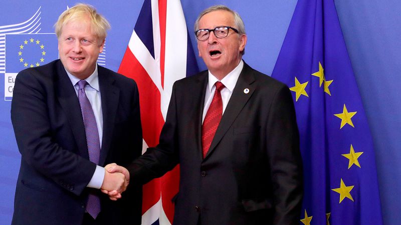 La Unión Europea y el Gobierno de Reino Unido que encabeza Boris Johnson han cerrado un acuerdo para llevar a cabo un Brexit ordenado, justo a tiempo para que los líderes europeos lo revisen este jueves en la cumbre que celebran en Bruselas, si bien 