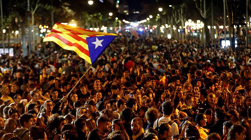Miles de personas se manifiestan en el centro de Barcelona con los CDR mientras se desarrolla otra concentraci�n por la unidad de Espa�a