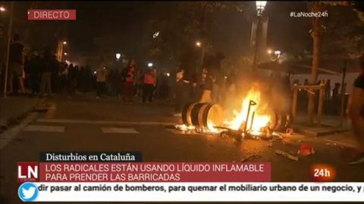  - Los manifestantes emplean líquido inflamable para avivar el fuego de las barricadas en el centro de Barcelona