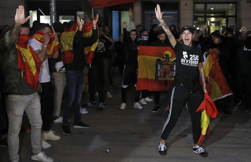 Un independentista recibe una paliza de un grupo de extrema derecha -RTVE.es - La noche en 24h | Ver
