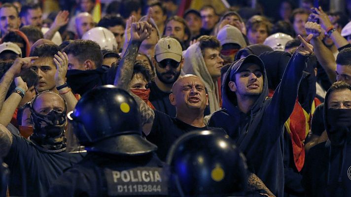  - Los Mossos cargan para evitar que manifestantes 'ultras' e independentistas se enfrenten