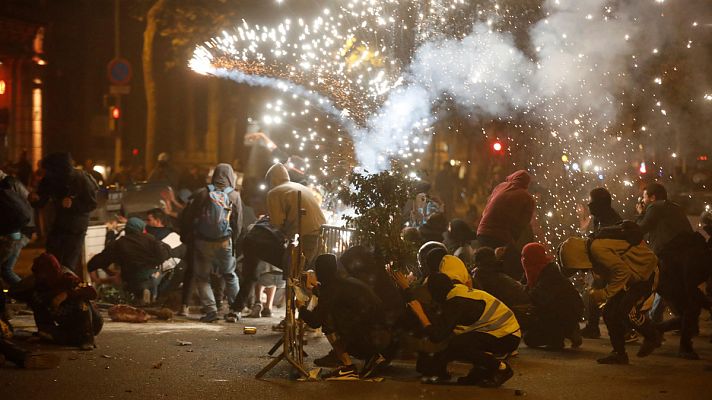 Informativo 24h - Los Mossos tratan de contener a los manifestantes en la cuarta jornada de protestas en Barcelona