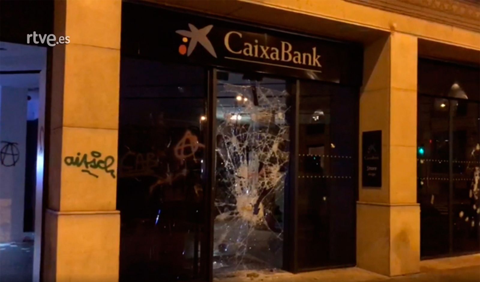 Una sucursal de la Caixa destrozada por los violentos en Barcelona -RTVE.es | Ver