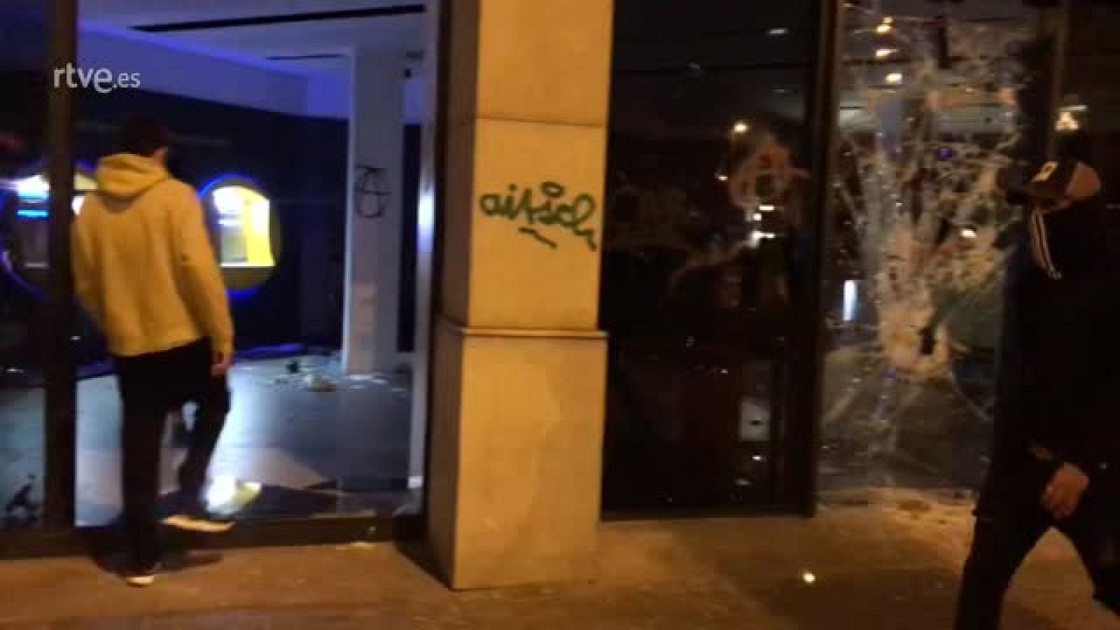 Una sucursal de la Caixa, destrozada por los violentos en Barcelona
