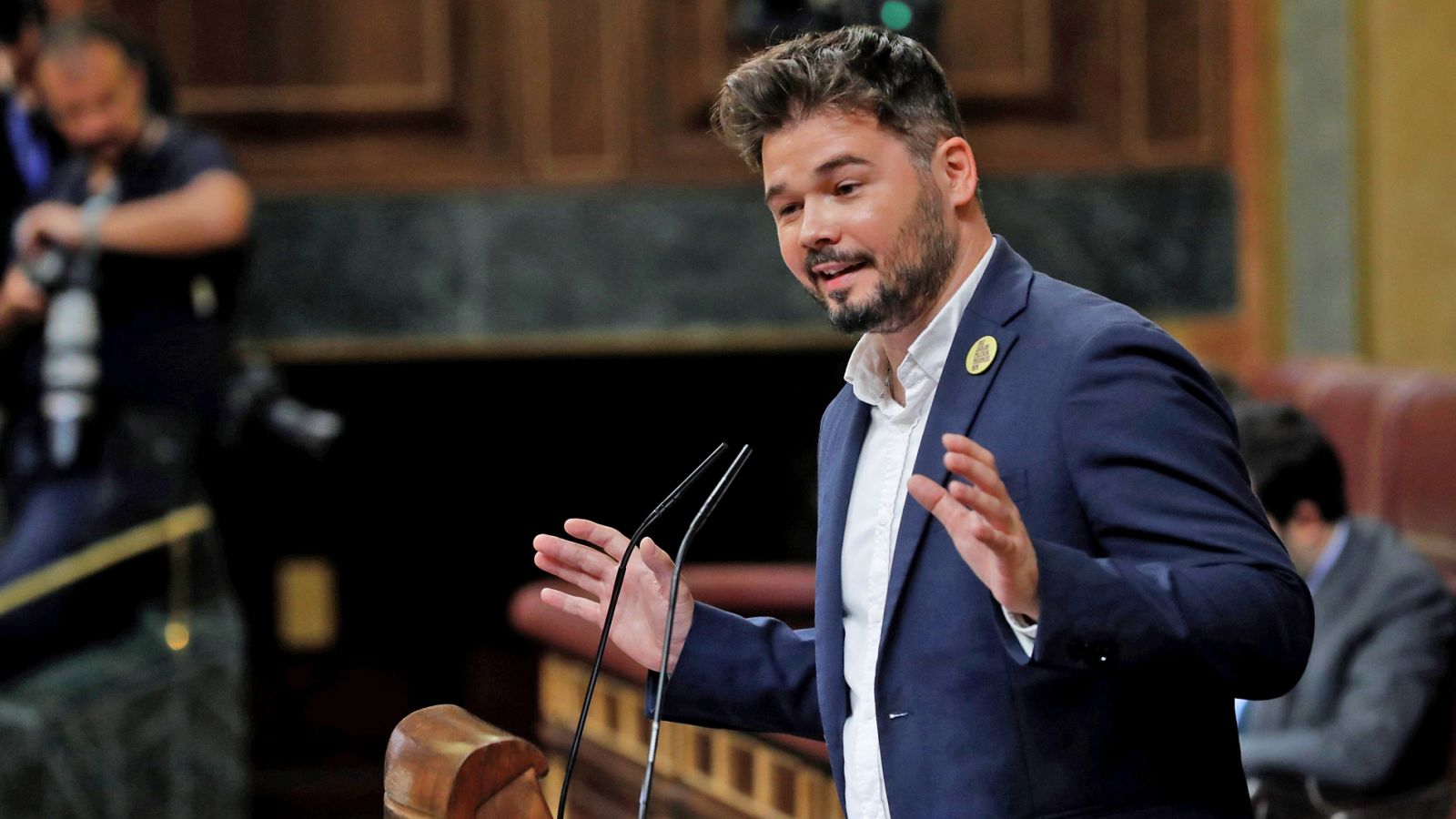 Cataluña: Rufián (ERC): "Es inadmisible que haya nazis al grito de 'Viva Hitler, viva Franco', que vayan dando palos, y con compadreo con los mossos" - RTVE.es