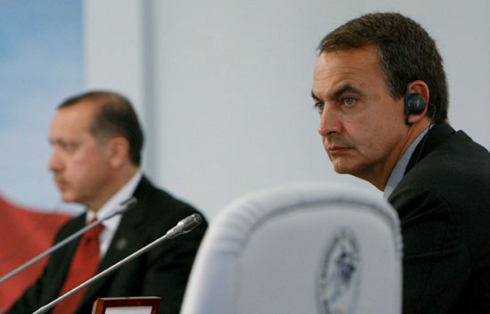 España participa por primera vez en una cumbre del G-8 y lo hace invitado por Italia | Ver