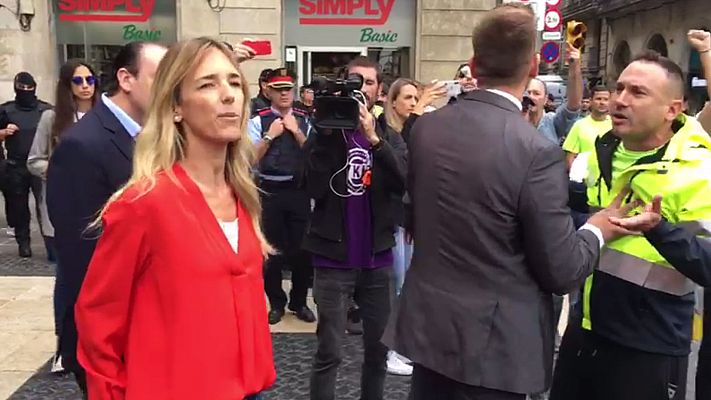 Modo Digital - Los manifestantes reciben con gritos de "fascista" a Álvarez de Toledo en Barcelona