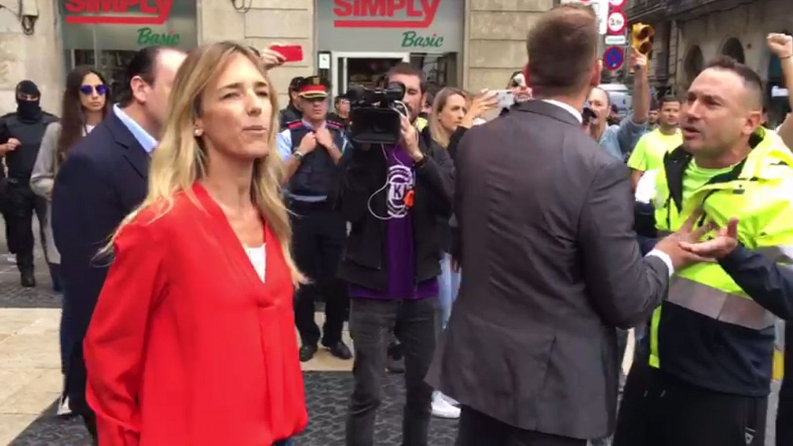 Los manifestantes reciben con gritos de "fascista" a Álvarez de Toledo en Barcelona