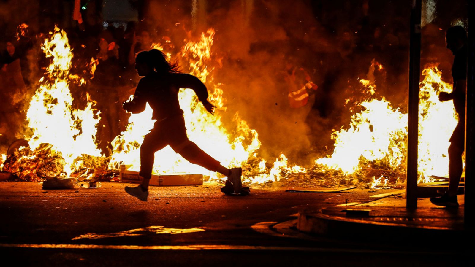 Cataluña: Tensión entre independentistas y ultraderechistas en la cuarta noche de disturbios en Barcelona