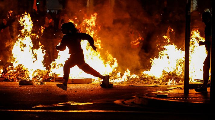 Tensión entre independentistas y ultraderechistas en la cuarta noche de disturbios en Barcelona