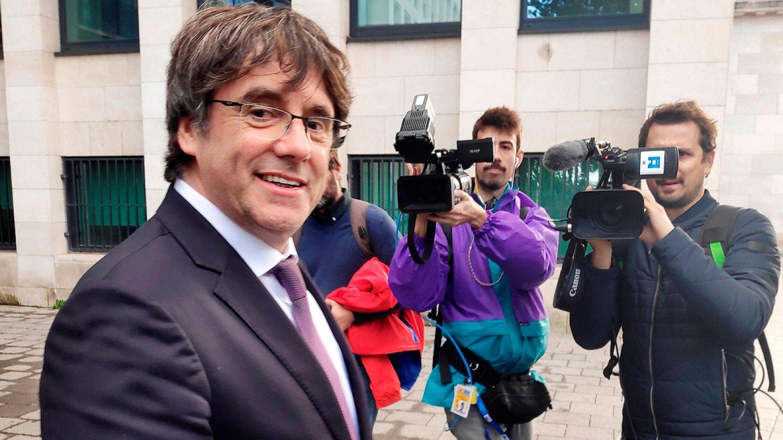 El expresidente de la Generalitat de Cataluña, Carles Puigdemont, ha quedado este viernes en libertad sin fianza pero con condiciones, tras comparecer de forma voluntaria en Bruselas ante las autoridades belgas por la euroorden cursada por el juez de