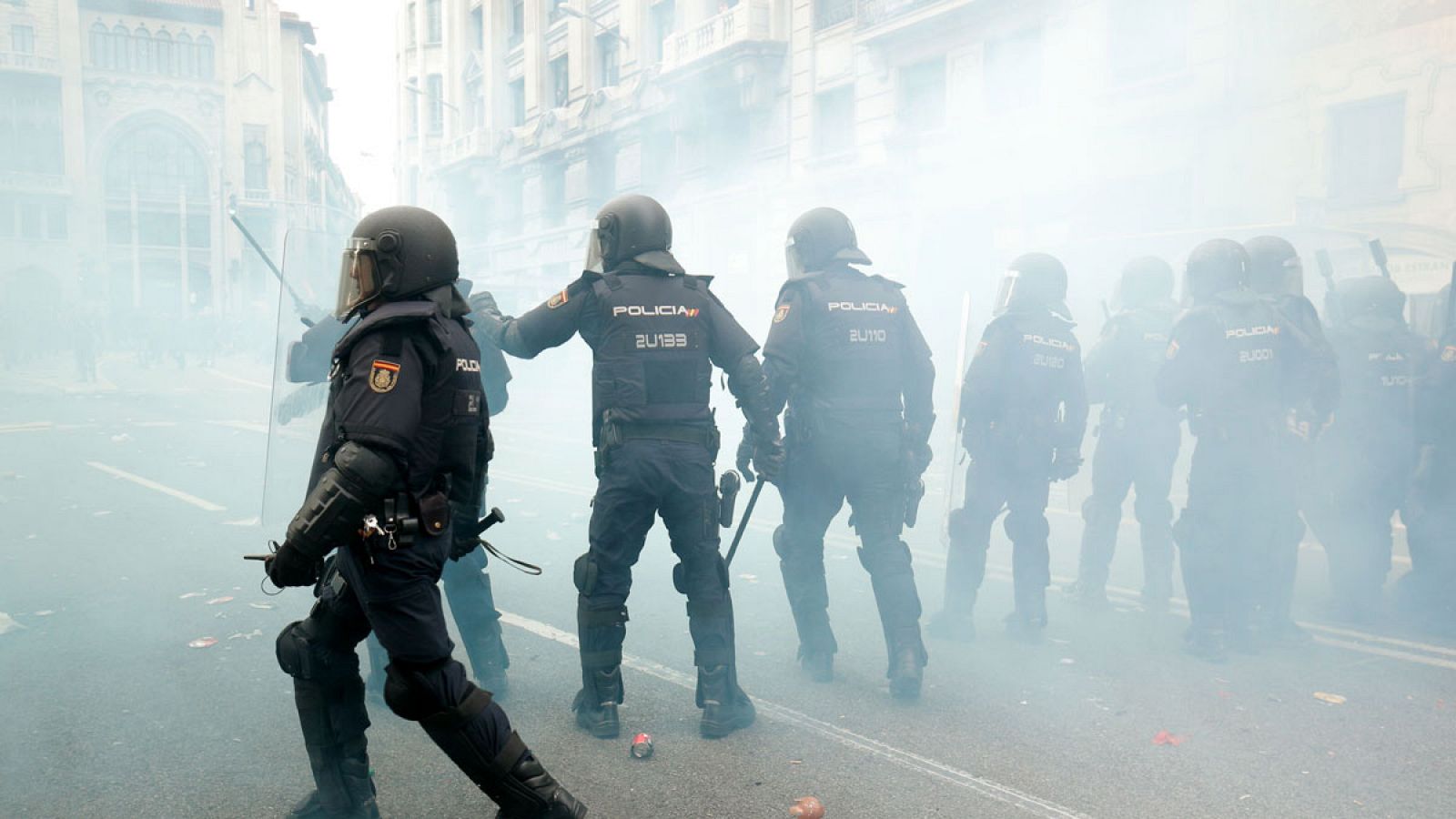 Sentencia 'procés': Los estudiantes concentrados ante la Jefatura Superior de Policía lanzan botes de humo a los agentes