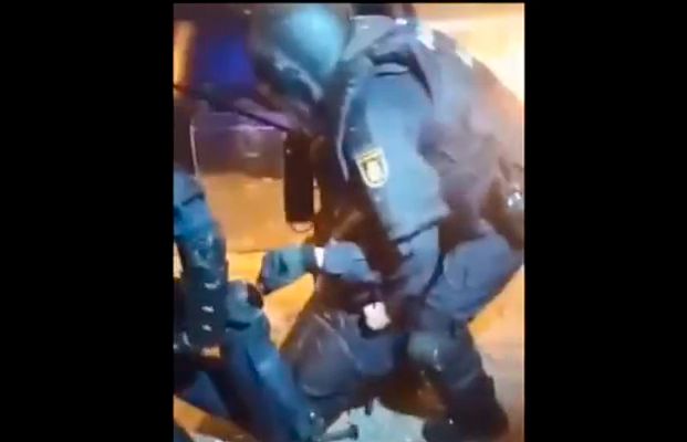 Informativo 24h - Un agente de la Policía, inconsciente tras recibir una pedrada en la cabeza de los violentos