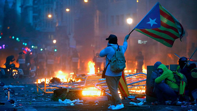 Nuevos enfrentamientos violentos en Barcelona en la quinta jornada de protestas contra la sentencia del 'procés'