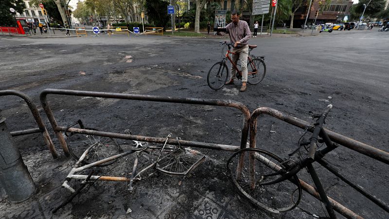 Cristales rotos y vallas calcinadas: así han quedado las calles de Barcelona en la quinta jornada de protestas