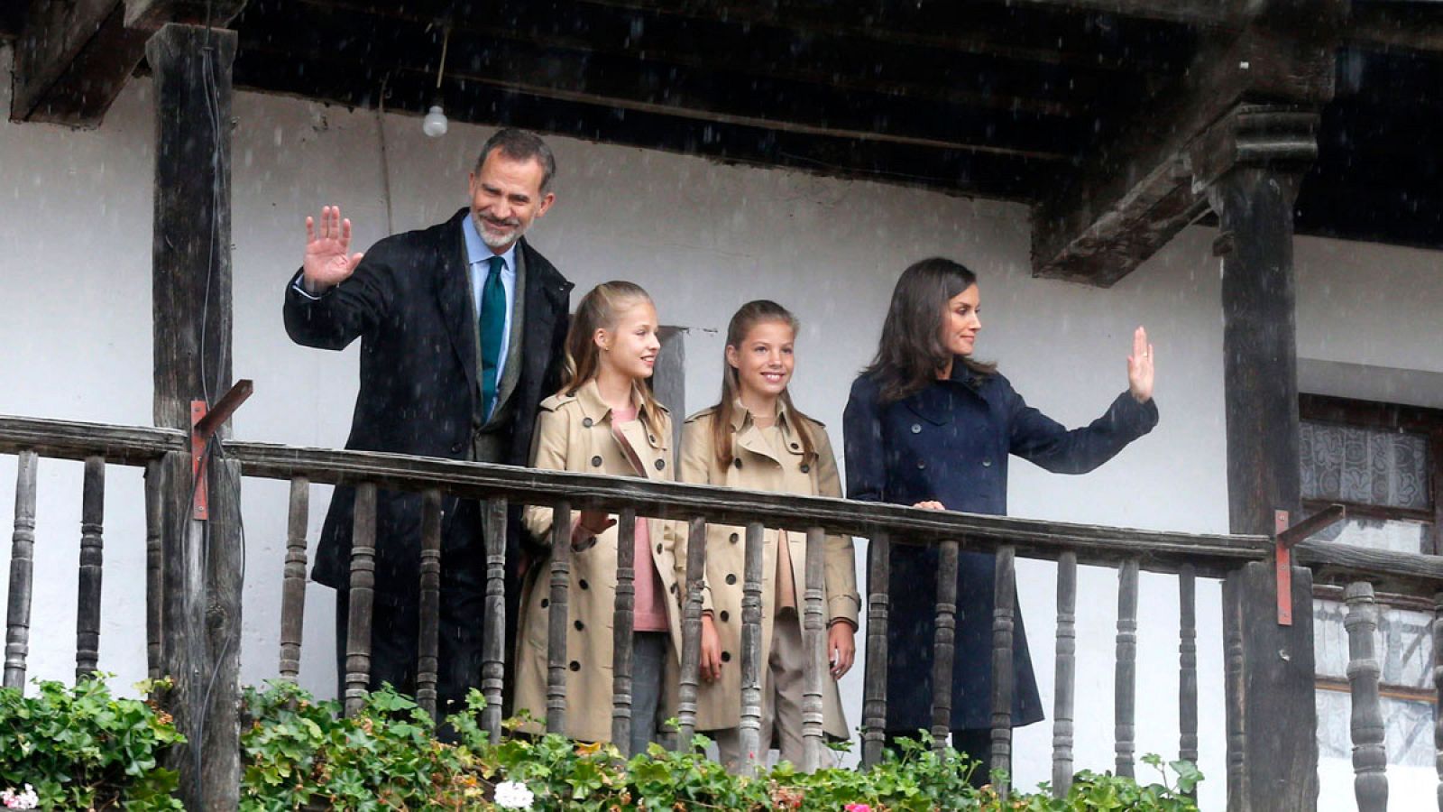 El Rey pone a Asiegu y sus vecinos como ejemplo  a seguir por otras zonas y pueblos despoblados de España