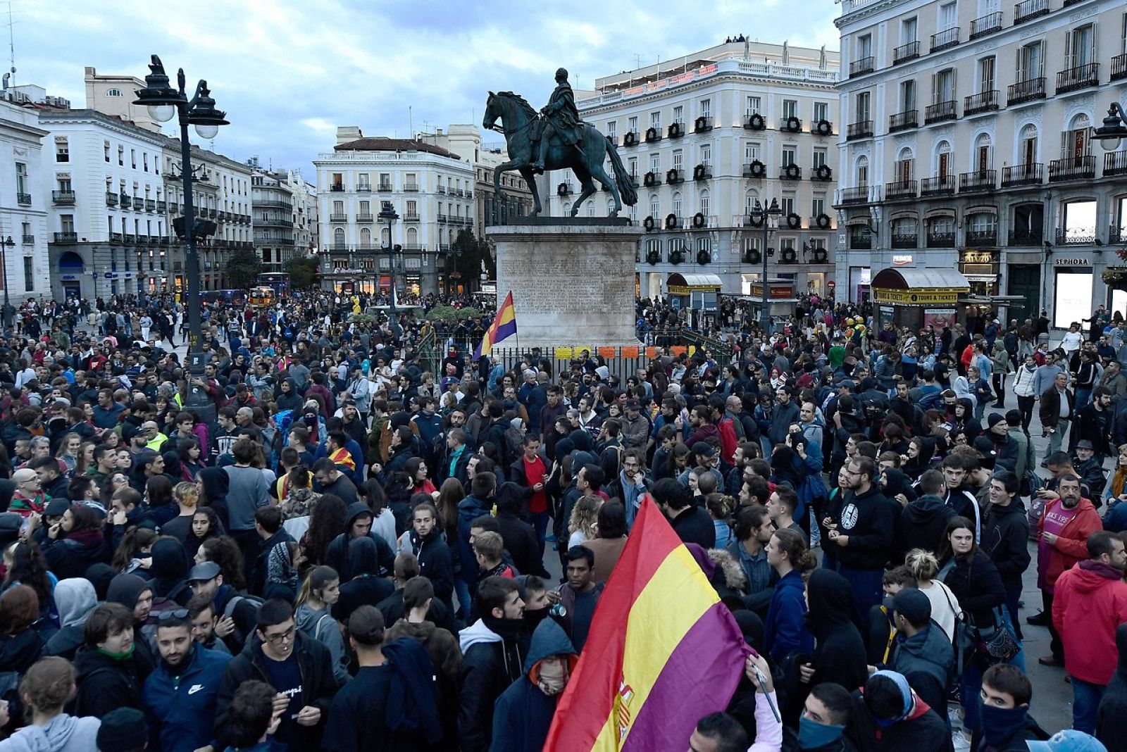 Un detenido y 13 heridos en Madrid tras la marcha por la "amnistía de todos los presos políticos" -RTVE.es - Modo Digital | Ver